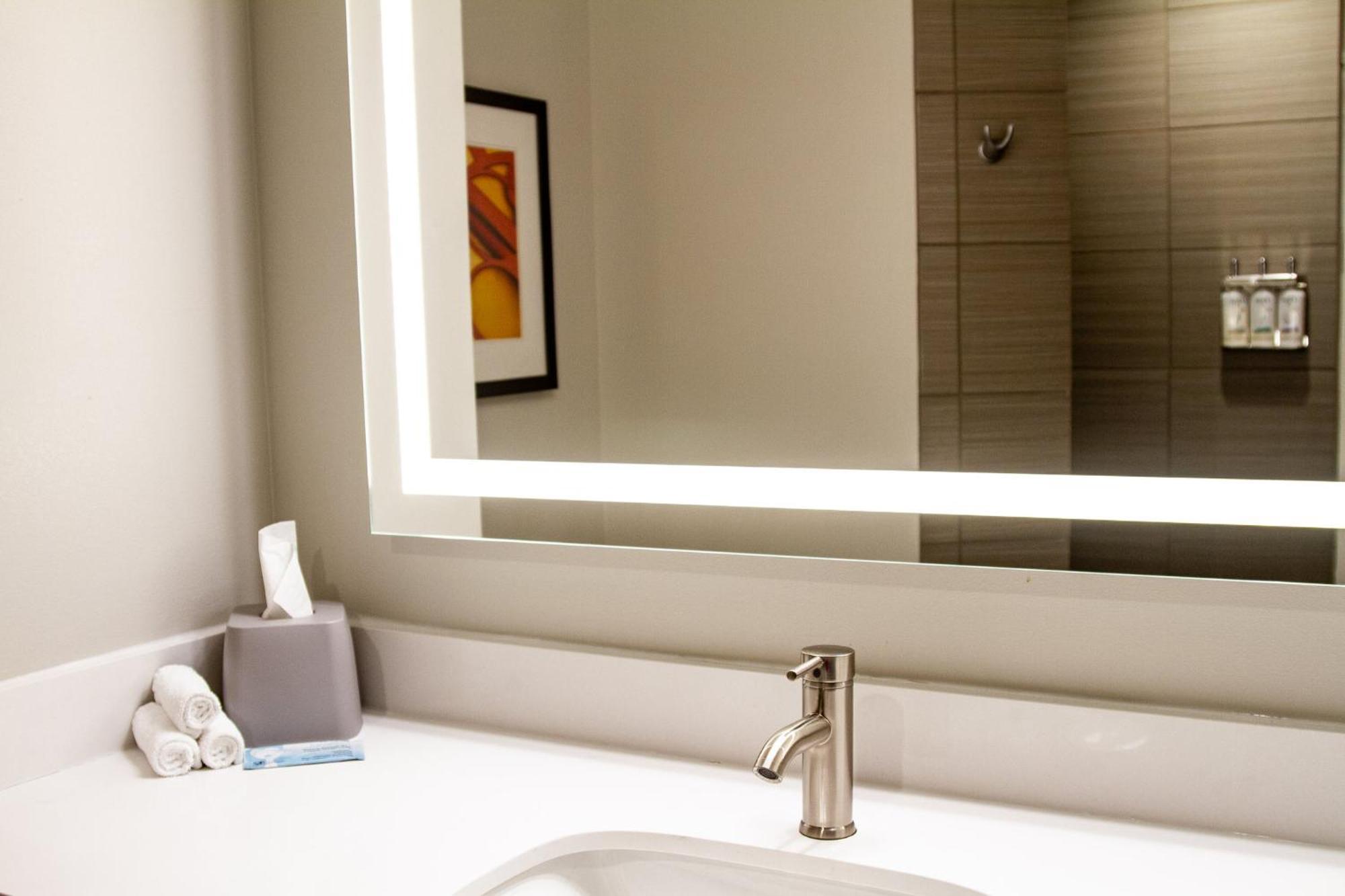 Holiday Inn Express & Suites Overland Park By Ihg Экстерьер фото