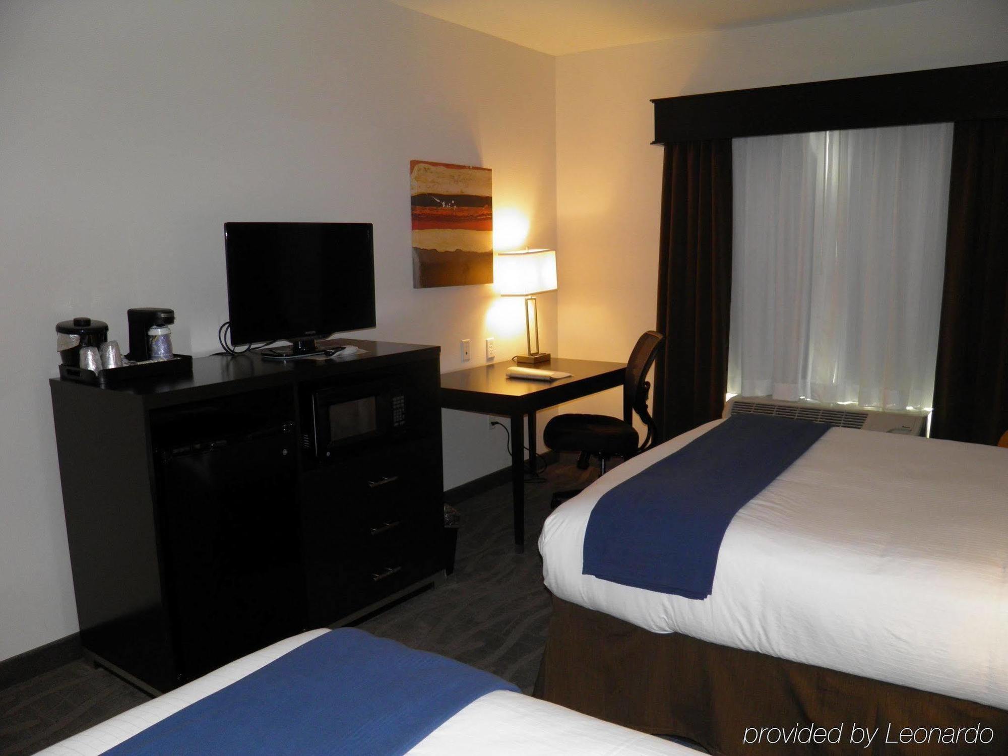 Holiday Inn Express & Suites Overland Park, An Ihg Hotel Экстерьер фото